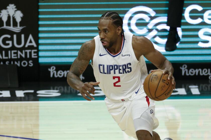 Los Angeles Clippers' Kawhi Leonard (2) drives against the Orlando Magic.