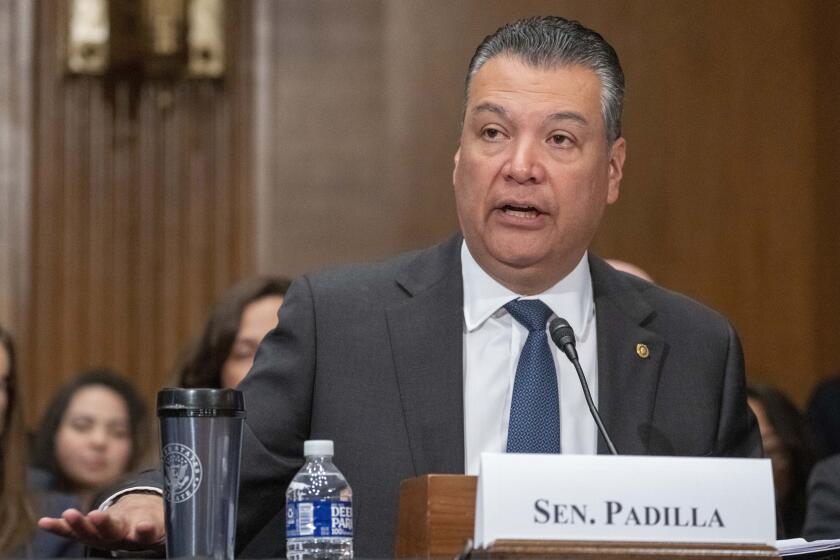 ARCHIVO - El senador Alex Padilla, demócrata de California, habla durante una audiencia el 20 de abril de 2023, en Washington. (AP Photo/Alex Brandon, Archivo)