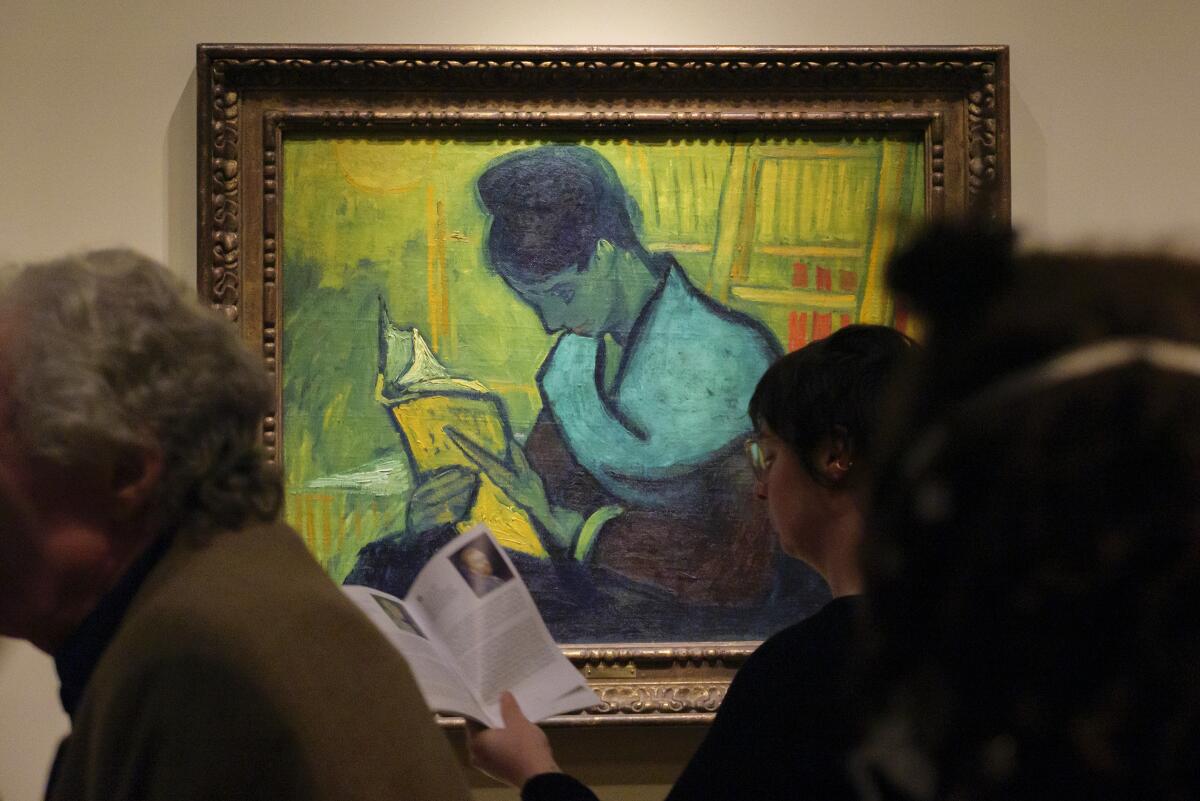 Visitantes pasan frente a la pintura de Van Gogh "La lectora de novelas" 