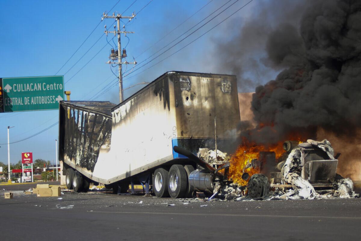 Un camión se incendia en una calle de Culiacán, en el estado de Sinaloa, 
