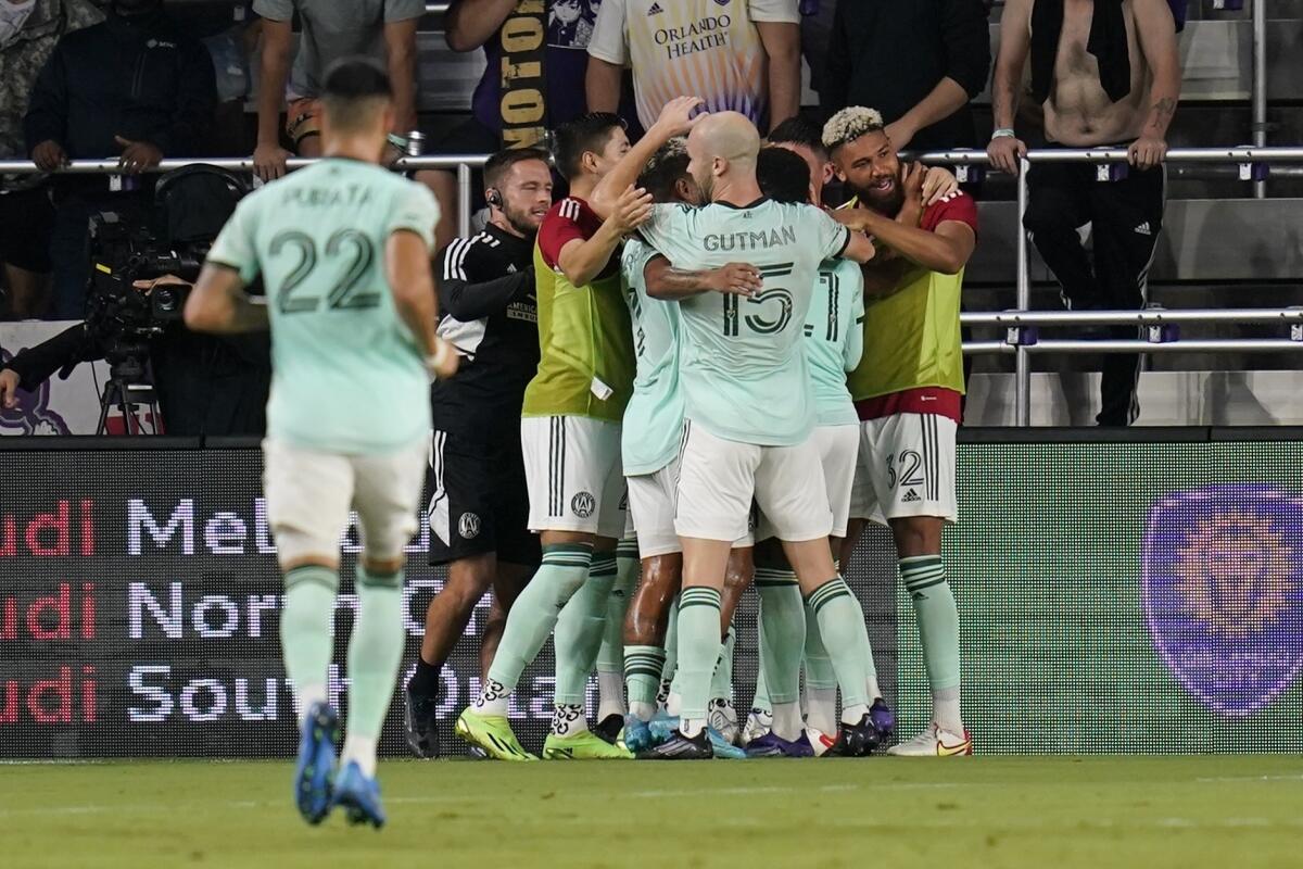 Los jugadores de Atlanta United felicitan a su compañero argentino Thiago Almada, quien anotó en el partido ante el Orlando City, el miércoles 14 de septiembre de 2022 (AP Foto/John Raoux)