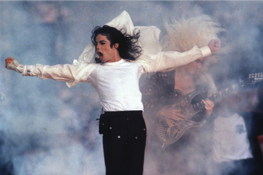 ARCHIVO – En esta fotografía del 1 de febrero de 1993 Michael Jackson durante su presentación en el espectáculo de medio tiempo del Super Bowl en Pasadena, California.