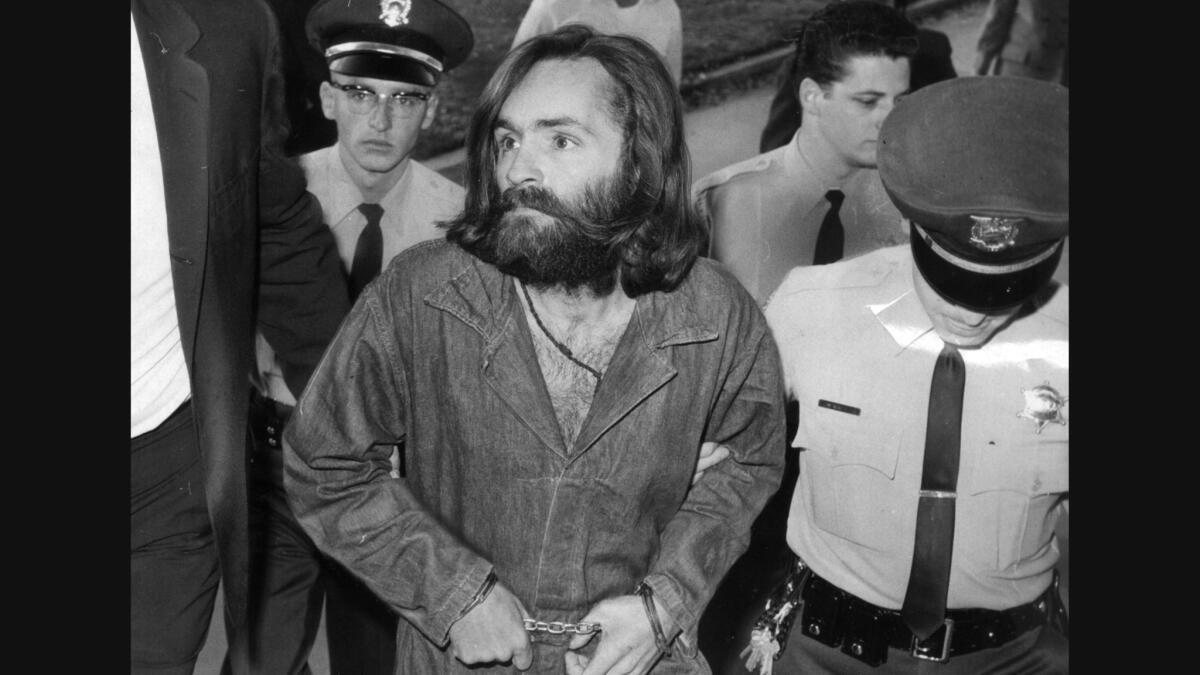 Charles Manson es acompaado a la corte para una audiencia preliminar en 1969. (Bill Murphy / Los Angeles Times)