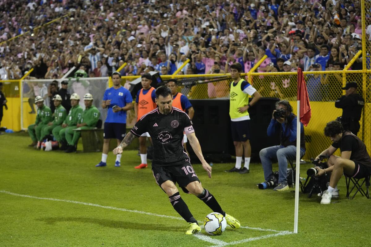 El argentino Lionel Messi, del Inter Miami, ejecuta un saque de esquina durante un partido amistoso 