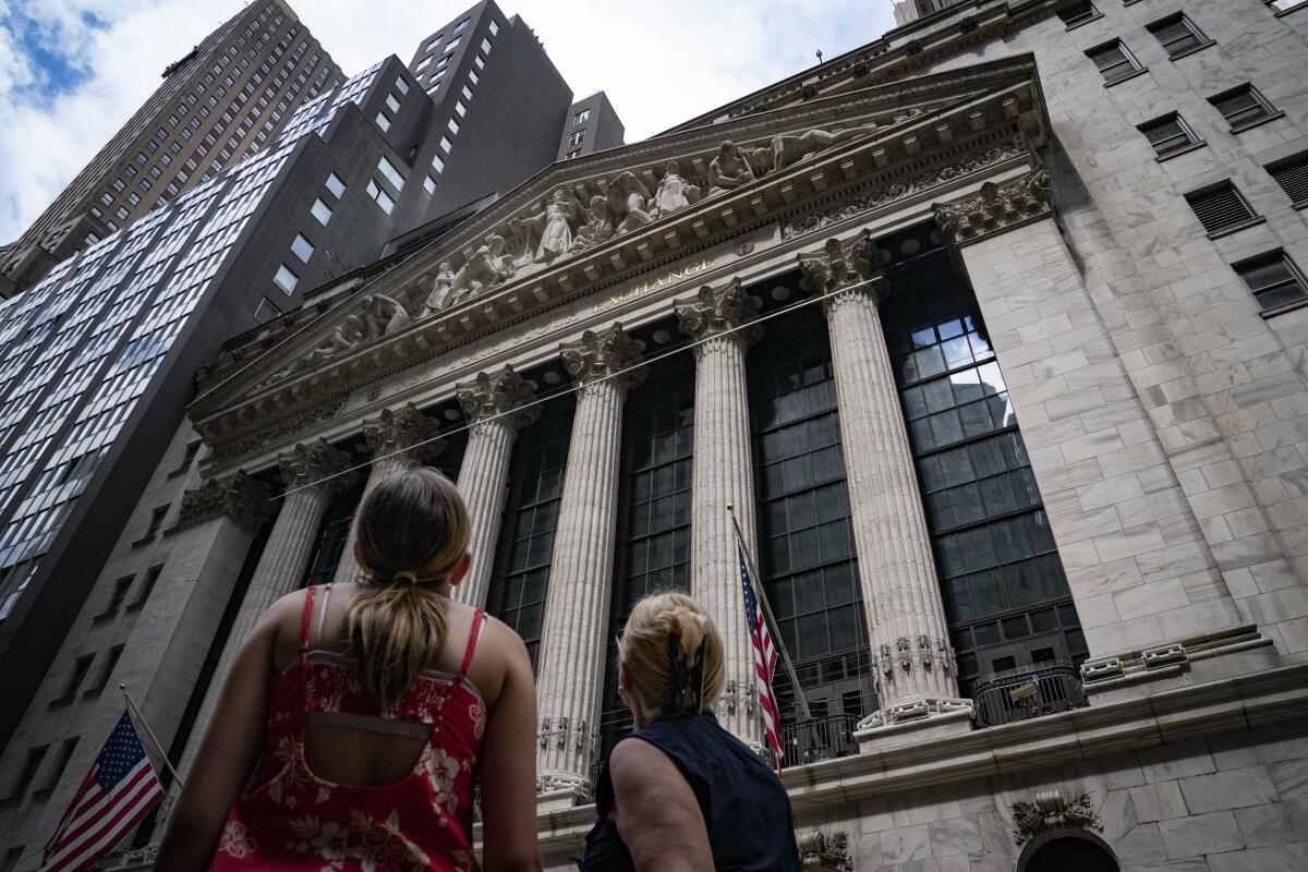 Dos mujeres observan la fachada de la Bolsa de Valores de Nueva York, 
