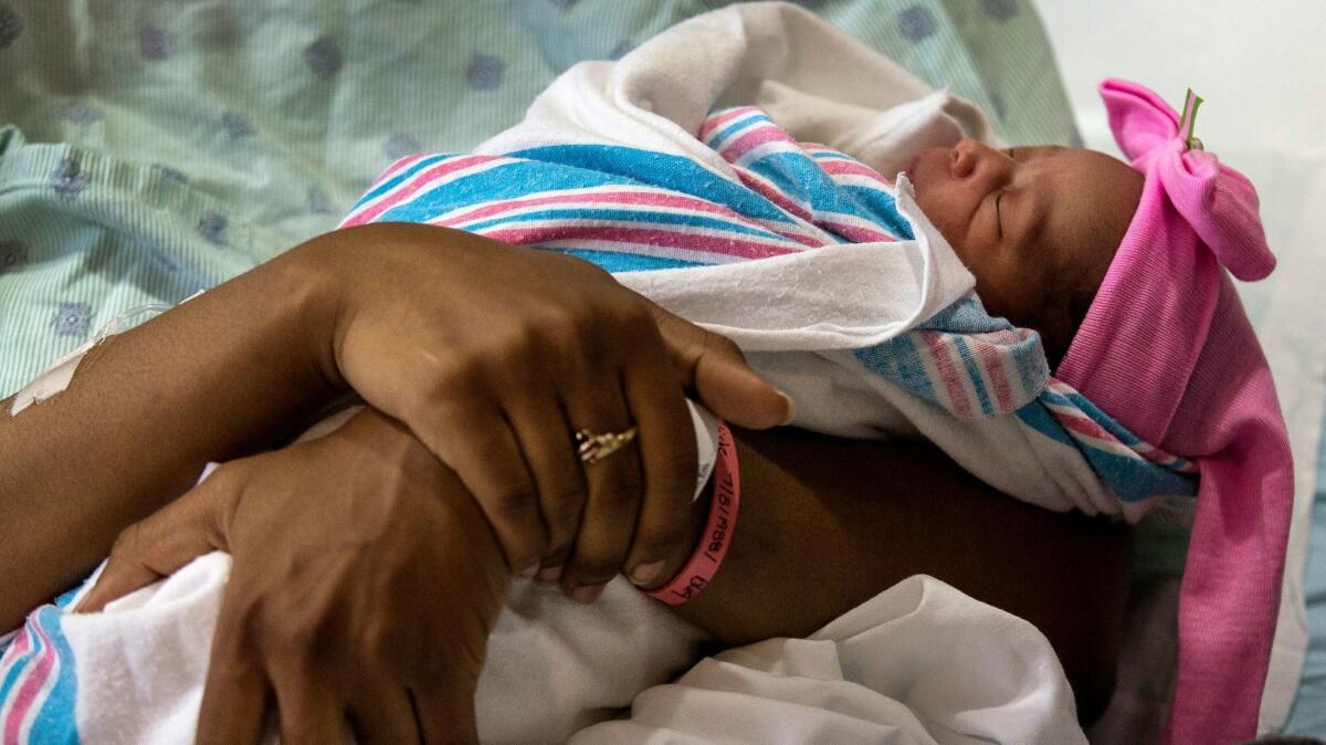 Esta bebé nació en Norfolk, Virginia, donde la esperanza de vida promedio en 2014 era de 75.5 años. Un nuevo análisis pone de manifiesto la amplia variación de la expectativa de vida entre los más de 3,100 condados del país (Bill Tiernan / AP).