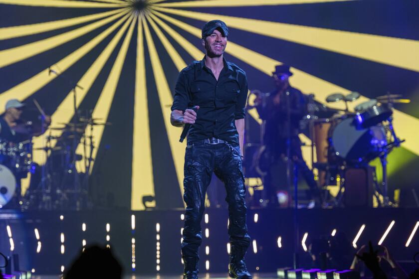 Enrique Iglesias durante un concierto de su gira con Ricky Martin, el 29 de octubre de 2021 en la State Farm Arena en Atlanta. (Foto por Paul R. Giunta/Invision/AP)