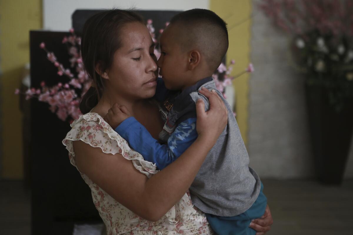 Una mujer abraza a un niño en el albergue del Buen Samaritano, el miércoles 30 de marzo de 2022