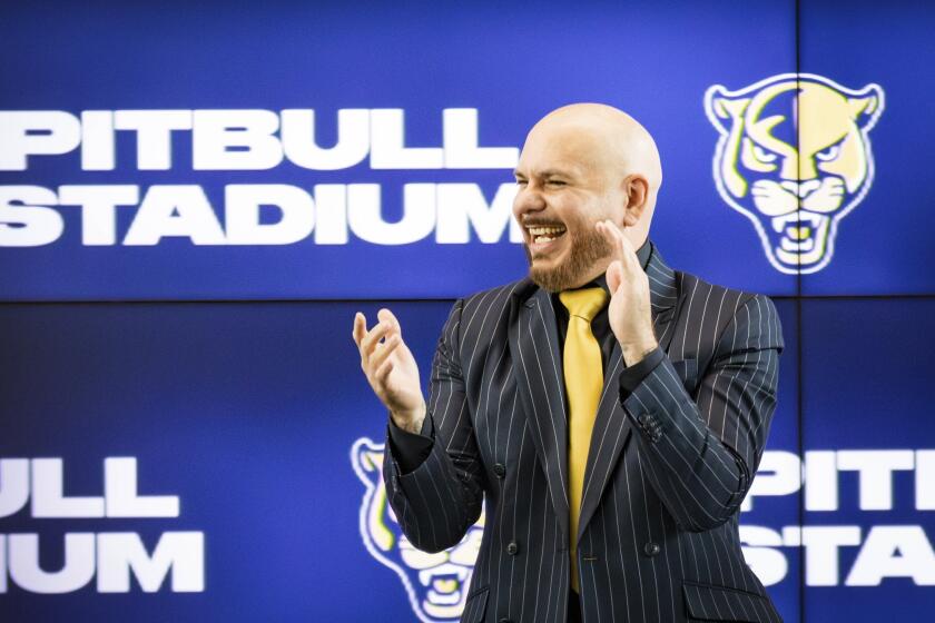 El artista cubano-estadounidense Pitbull en una conferencia de prensa anunciando una asociación atlética con la Universidad Internacional de Florida en el Tamiami Hall de Miami, Florida, el martes 13 de agosto de 2019. 6, 2024. (Sophia Bolivar/Miami Herald vía AP)