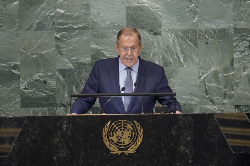 El ministro del Exterior de Rusia, Sergey Lavrov, critica a Occidente en medio de la guerra de su país en Ucrania, durante la 77ma sesión de la Asamblea General de Naciones Unidas en la sede de la ONU, el sábado 24 de septiembre de 2022. (AP Foto/Mary Altaffer)