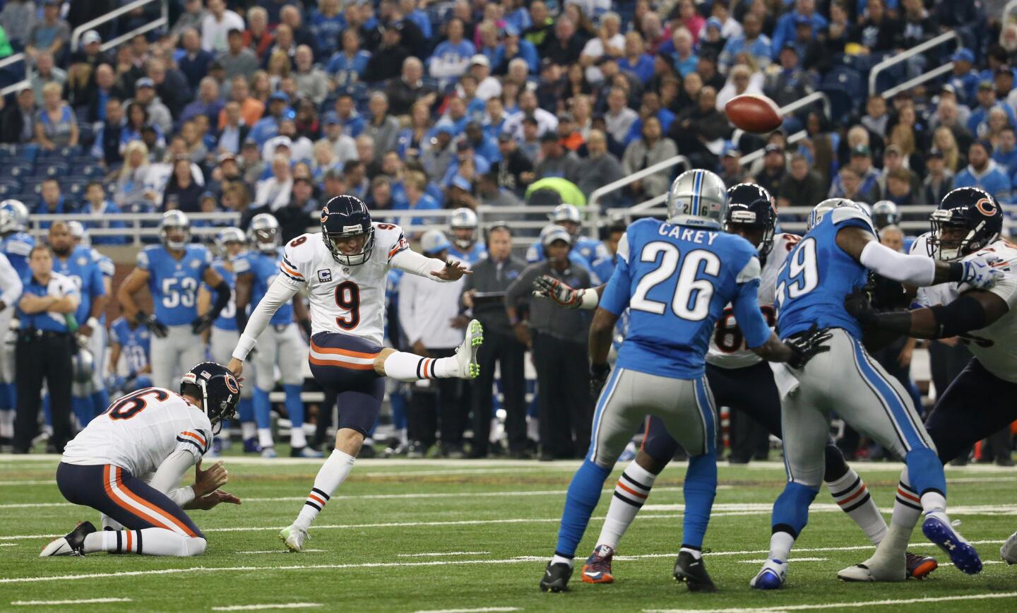 Robbie Gould kicks a field goal in the first quarter against the Lions at Ford Field.