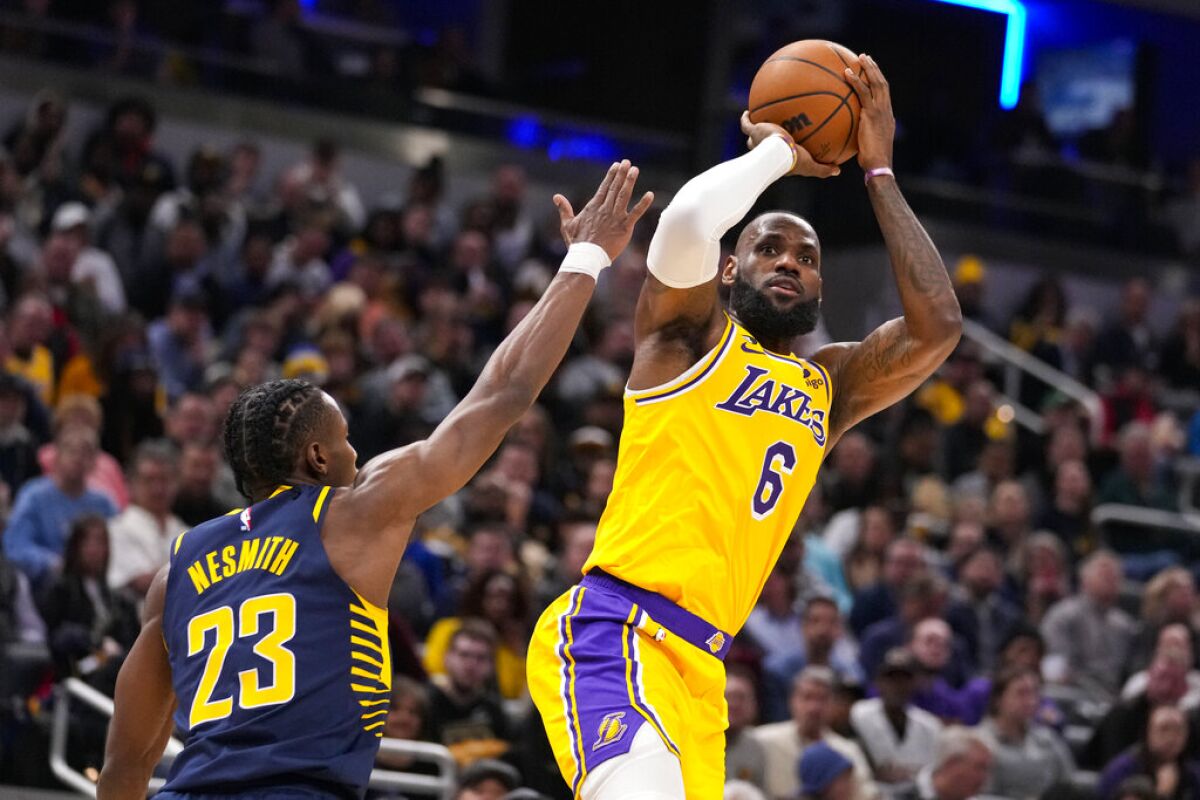 El alero de los Lakers de Los Ángeles, LeBron James,
