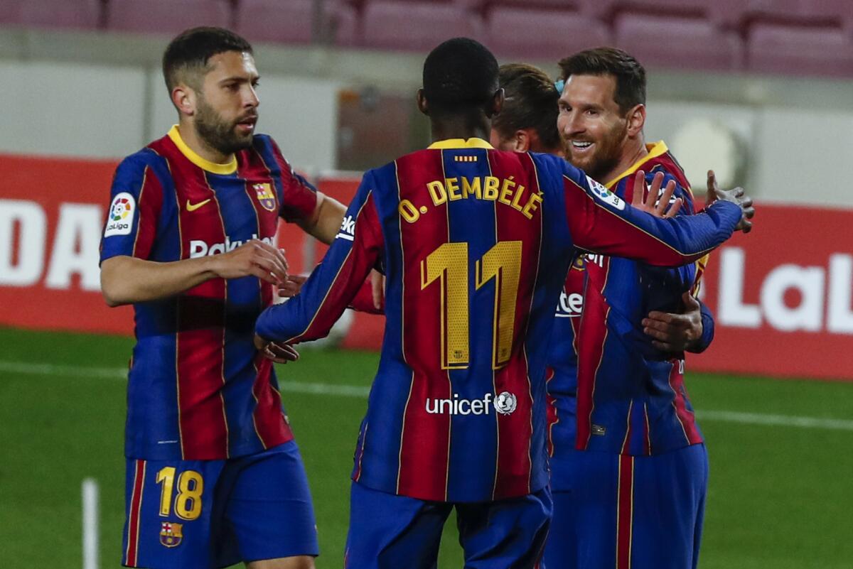 Lionel Messi, a la derecha, celebra con sus compañeros del Barcelona.