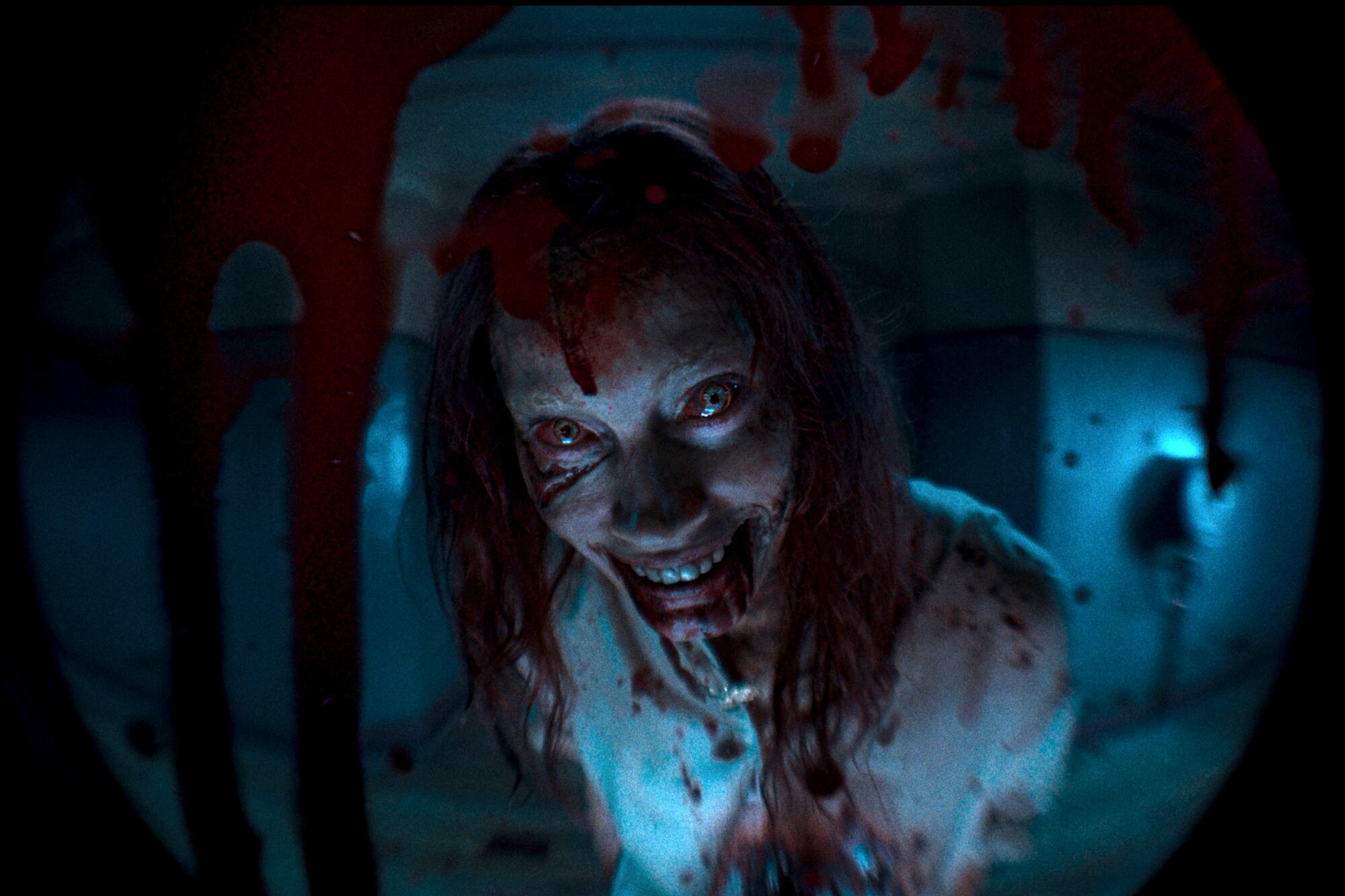 Alyssa Sutherland en una escena de "Evil Dead Rise".
