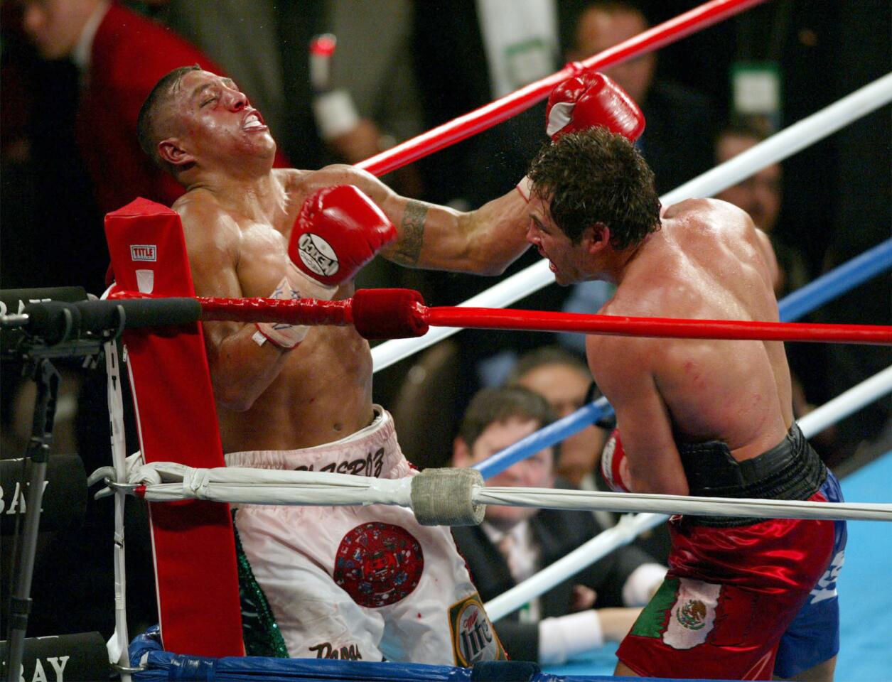 Oscar de la Hoya knocks on Fernando Vargas for a TKO in the eleventh round Saturday at the Mandalay Bay Resort and Casino in Las Vegas.