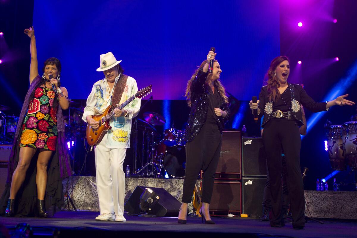 Carlos Santana durante su presentación con la cantante mexicana Lila Downs, de izquierda a derecha, la epañola Niña Pastori y la argentina Soledad Pastorutti, en Guadalajara, México.