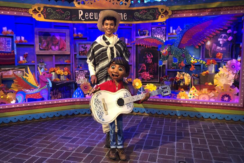 Miguel, el simpático personaje de la cinta "Coco", espera a los visitantes de "La plaza de la familia" en esta temporada adelantada de Halloween y El Día de los Muertos.