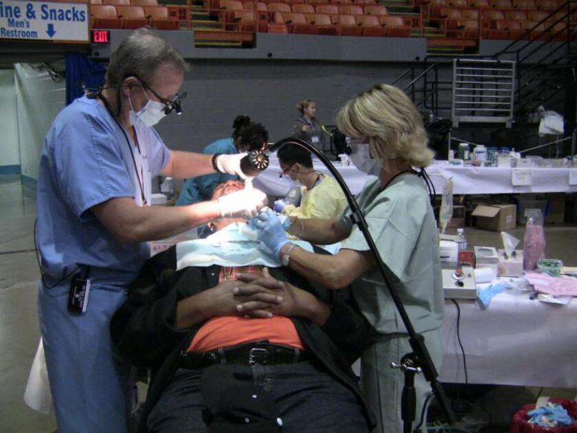 Un paciente es atendido por un dentista y su asistente. EFE/Luis Uribe/Archivo
