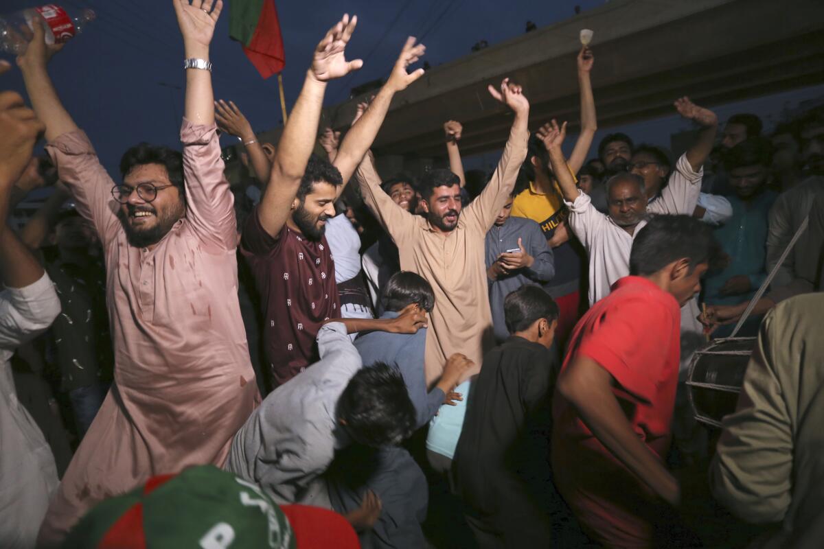 Partidarios del ex primer ministro paquistaní Imran Khan celebran en Multán, Pakistán,