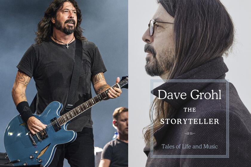En esta combinación de fotos, Dave Grohl de los Foo Fighters toca en el Bourbon and Beyond Music Festival en Louisville, Kentucky, el 20 de septiembre de 2019, izquierda, y la portada del libro de memorias "The Storyteller: Tales of Life and Music" de Grohl. (AP Foto/Dey Street Books via AP)
