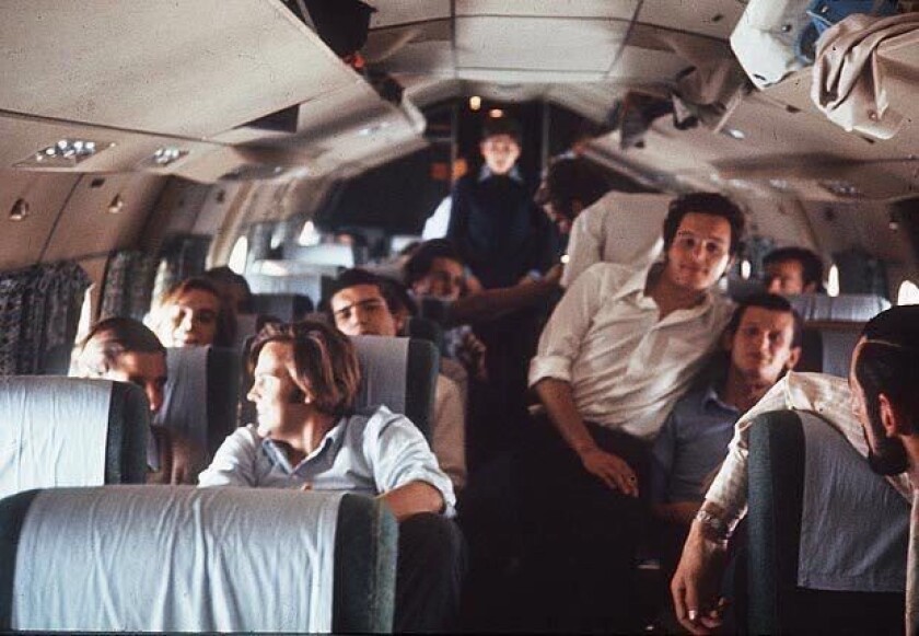 Volando, antes del accidente. A la derecha, Roy Harley (camisa azul), abrazado por uno de sus mejores amigos, Gustavo Nicolich, quien murió en los Andes.