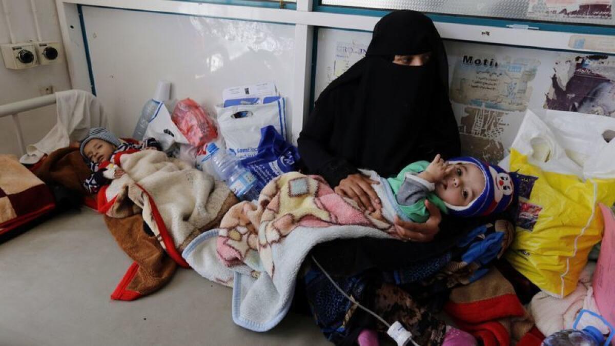 Una mujer yemení sostiene a su hijo enfermo mientras recibe atención médica en un hospital de Sana’a, Yemen, el 12 de enero. Según la UNICEF, el conflicto en curso en Yemen ha dejado a más de 11 millones de niños necesitados de asistencia humanitaria.