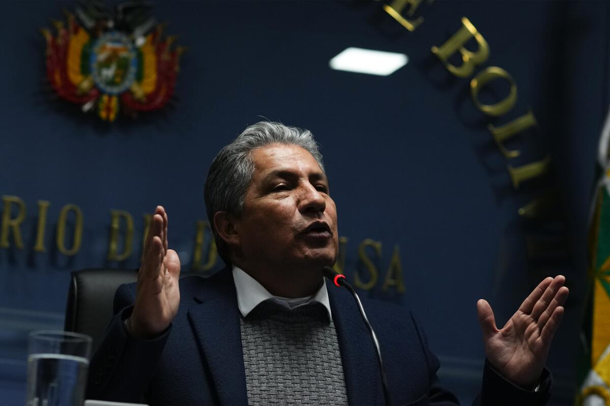 El ministro de Defensa de Bolivia, Edmundo Novillo Aguilar, da una conferencia de prensa en La Paz, 
