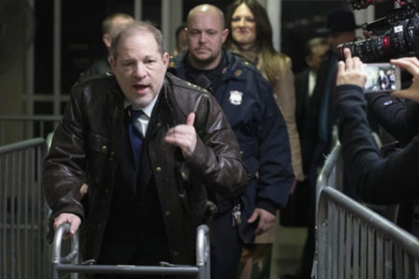 Harvey Weinstein hace un gesto al pasar junto a los reporteros al salir de una sala de tribunal de Manhattan después de asistir a la selección del jurado para su juicio por los cargos de violación y agresión sexual, el viernes 17 de enero de 2020 en Nueva York. (Foto AP/Mark Lennihan)