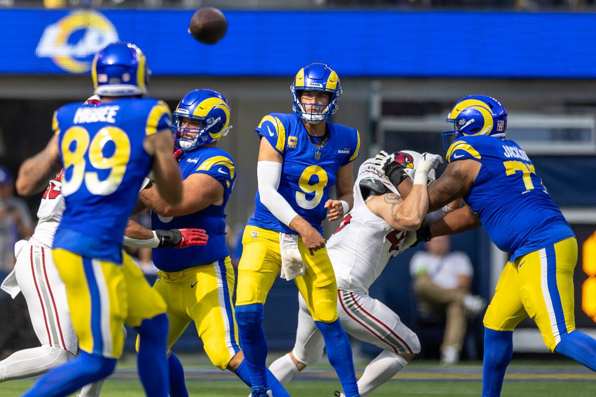 Rams quarterback Matthew Stafford (9) delivers a pass to  tight end Tyler Higbee (89)