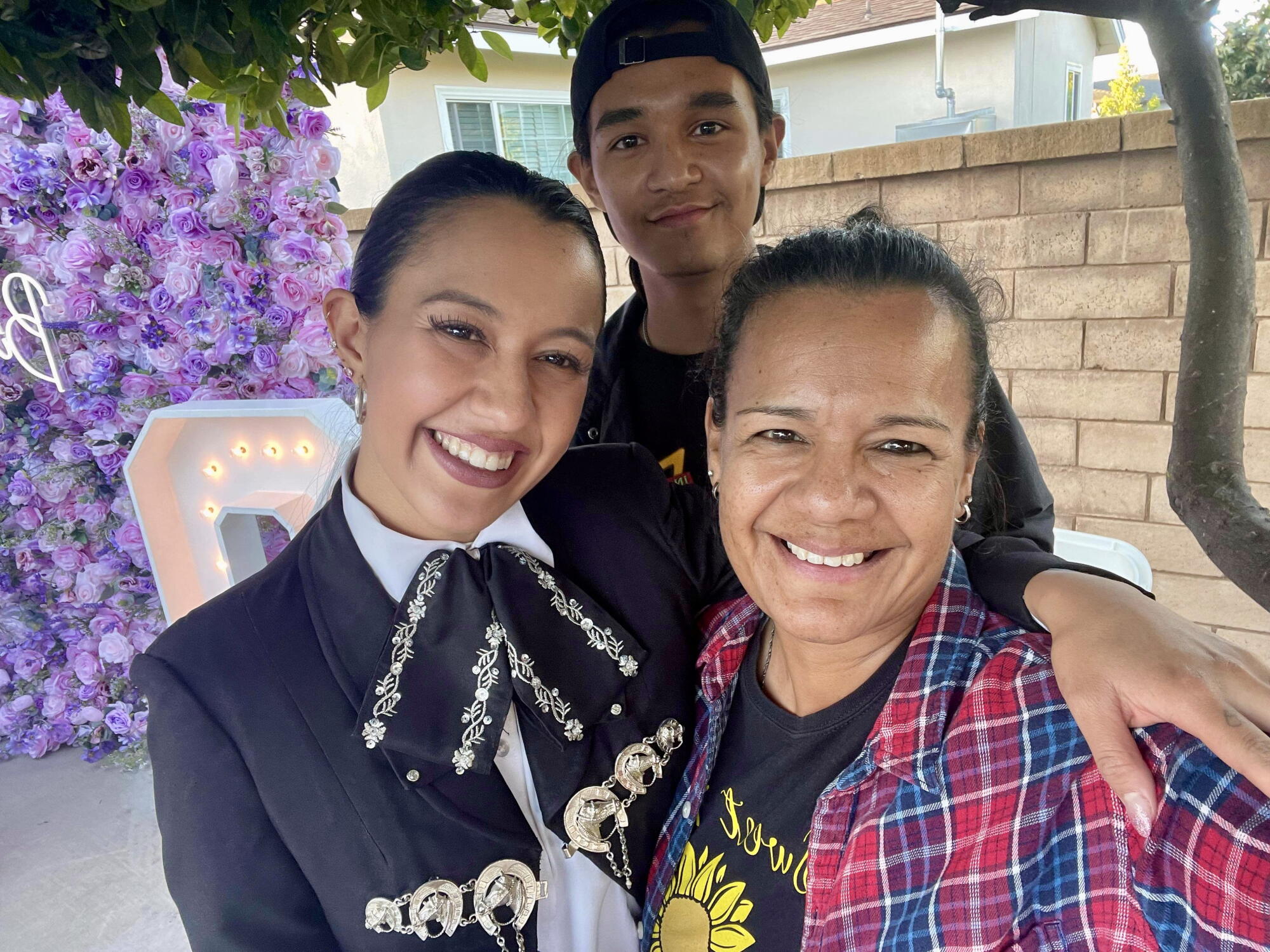 En esta imagen Coral Alonso posa con su hermano, Isaías, y su madre, Coral Méndez.