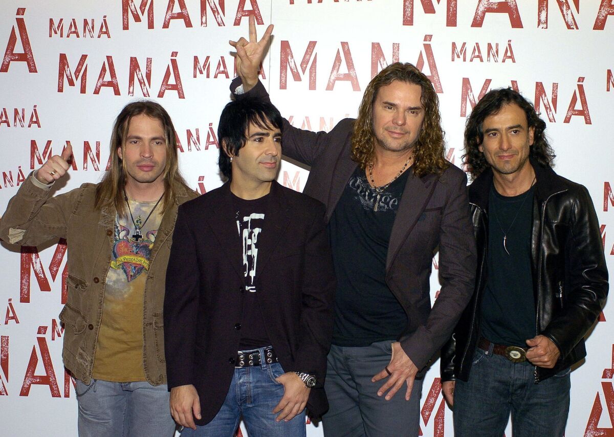 Los rockeros mexicanos del grupo Maná, uno de los de mayor repercusión del rock latino, de izq. a dcha., el guitarrista Sergio Vall'n, el bateria Alex GonzAlez, el vocalista Fher Olvera, y el bajo Juan Calleros.