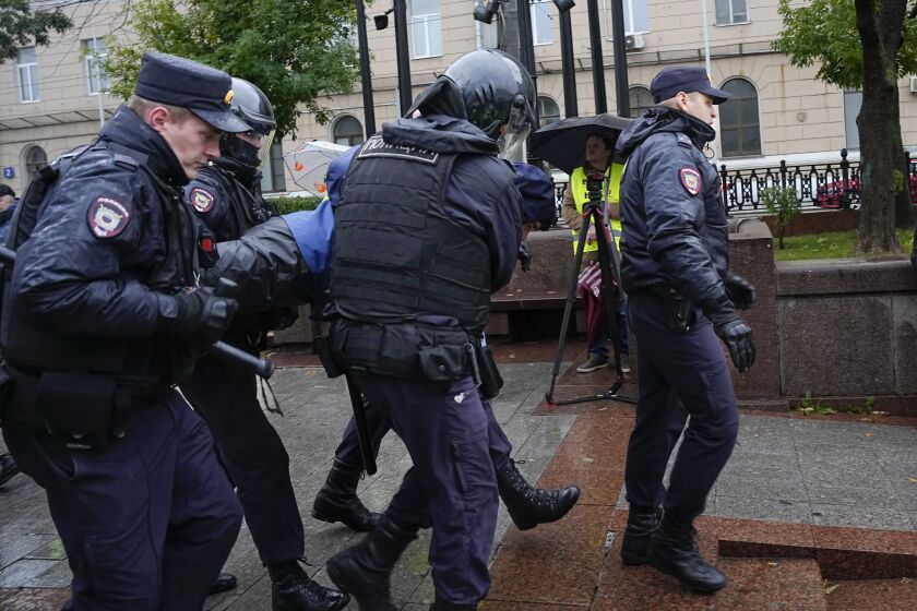 Varios policías cargan a un manifestante detenido durante una protesta contra una movilización parcial de reservistas en Moscú, el sábado 24 de septiembre de 2022. (AP Foto)