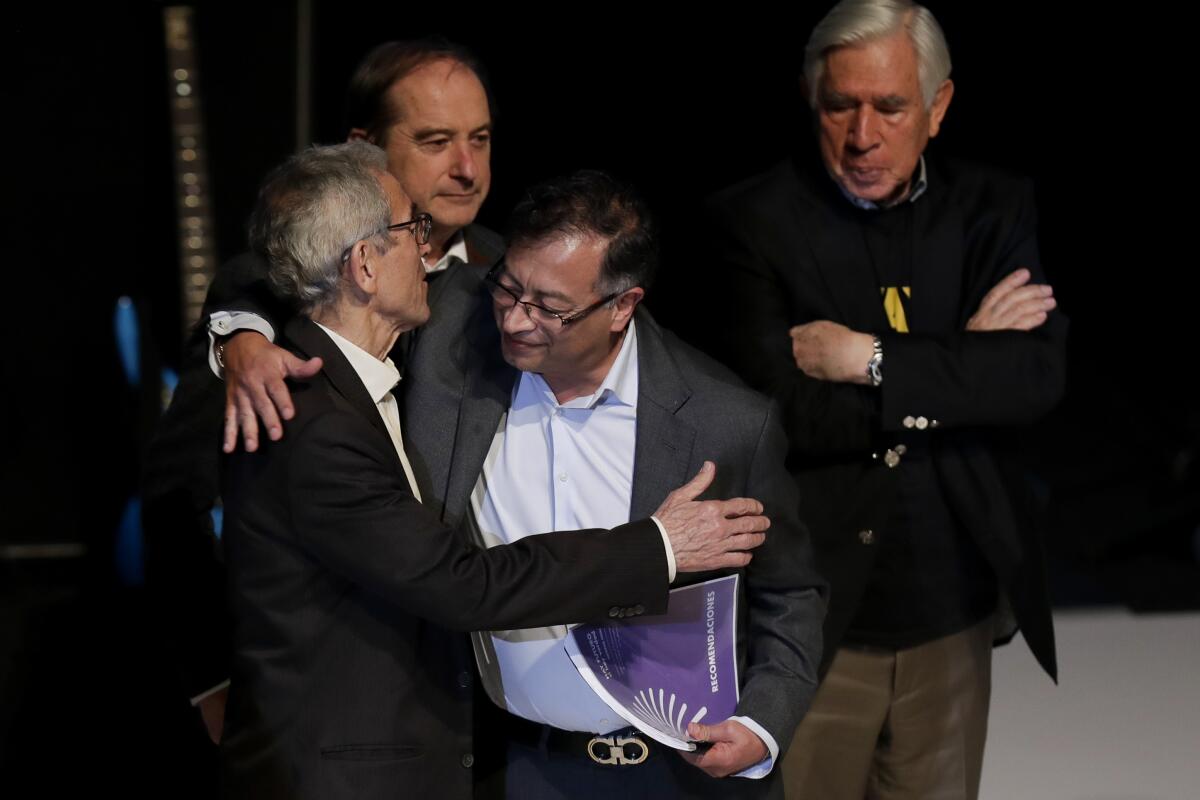 El presidente electo de Colombia, Gustavo Petro, y Francisco de Roux, presidente de la Comisión de la Verdad