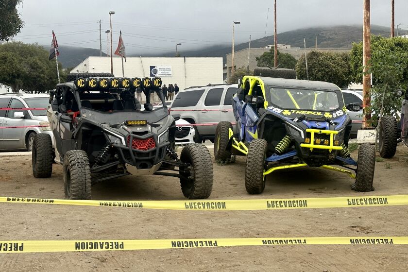 El vehiculo off-road del lado derecho era de un hombre apodado 'El Trébol' que la fiscalía de Baja California piensa era el objetivo en el enfrentamiento registrado el sábado 20 de mayo de 2023 en Ensenada