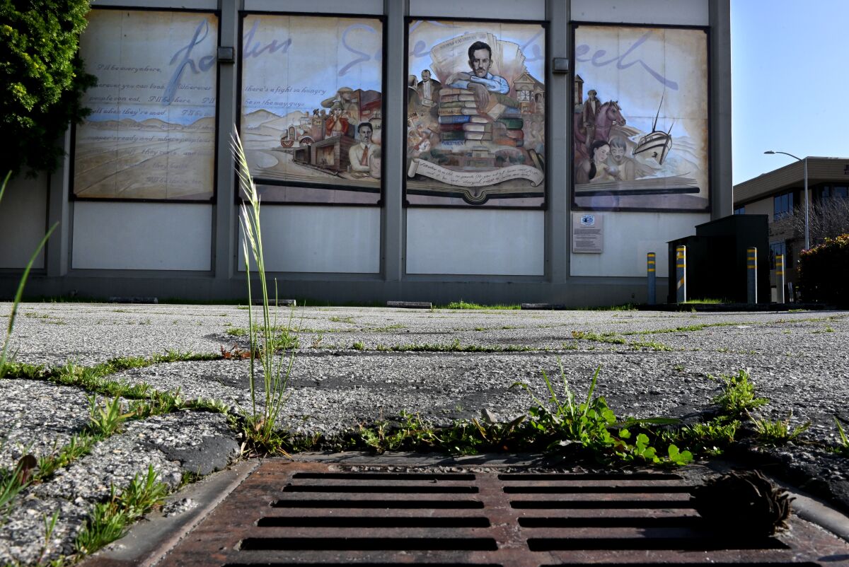 Un mural del novelista John Steinbeck todavía se exhibe fuera del antiguo edificio de Salinas en California.