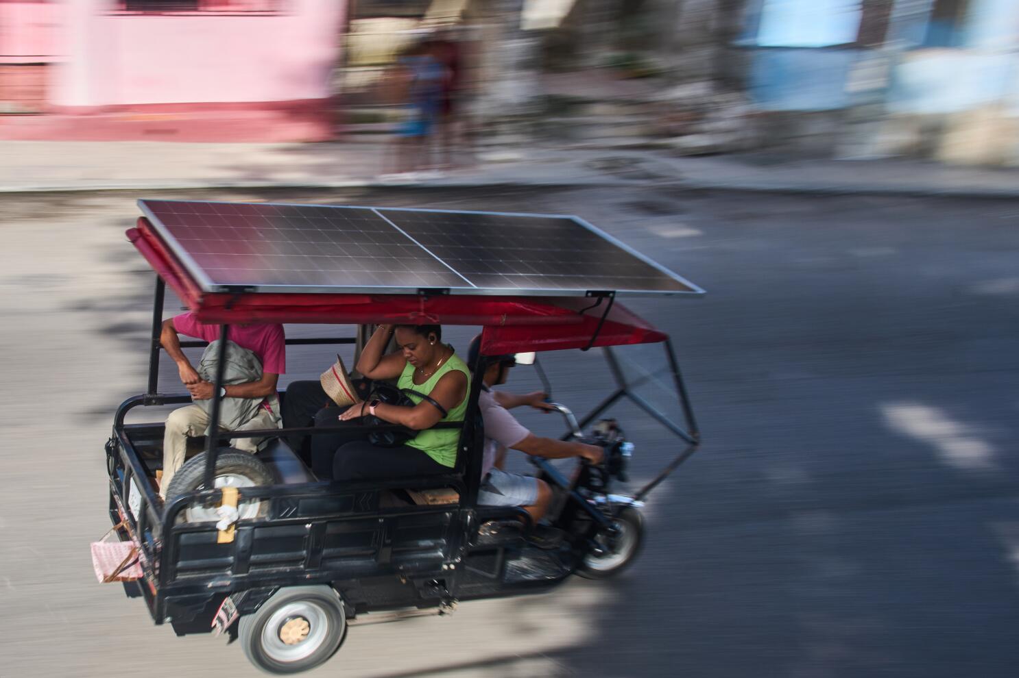 (FOTOS) Los triciclos eléctricos desplazan a los automóviles clásicos en las calles de Cuba