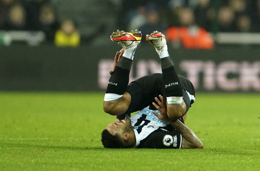 Callum Wilson , del Newcastle, cae lesionado durante un partido ante el Manchester United, el lunes 27 de diciembre de 2021 (AP Foto/Jon Super)