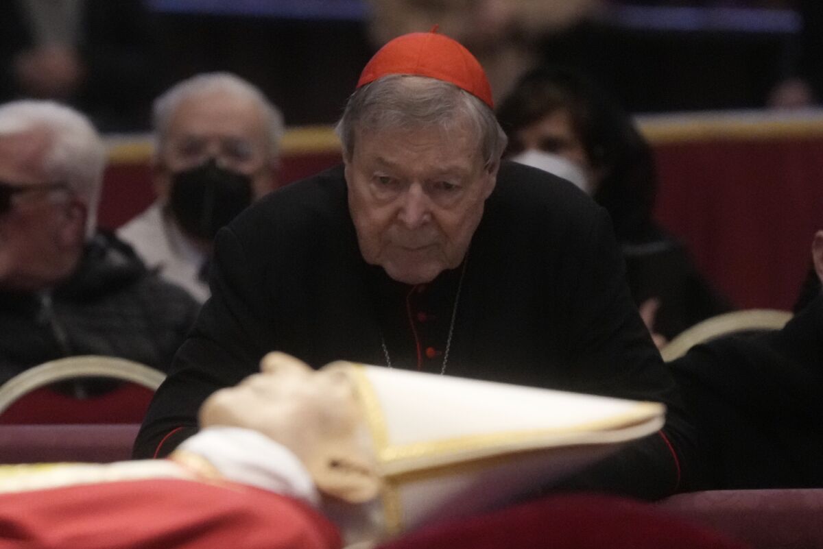 El cardenal australiano George Pell, junto al cuerpo del papa emérito Benedicto XVI, 