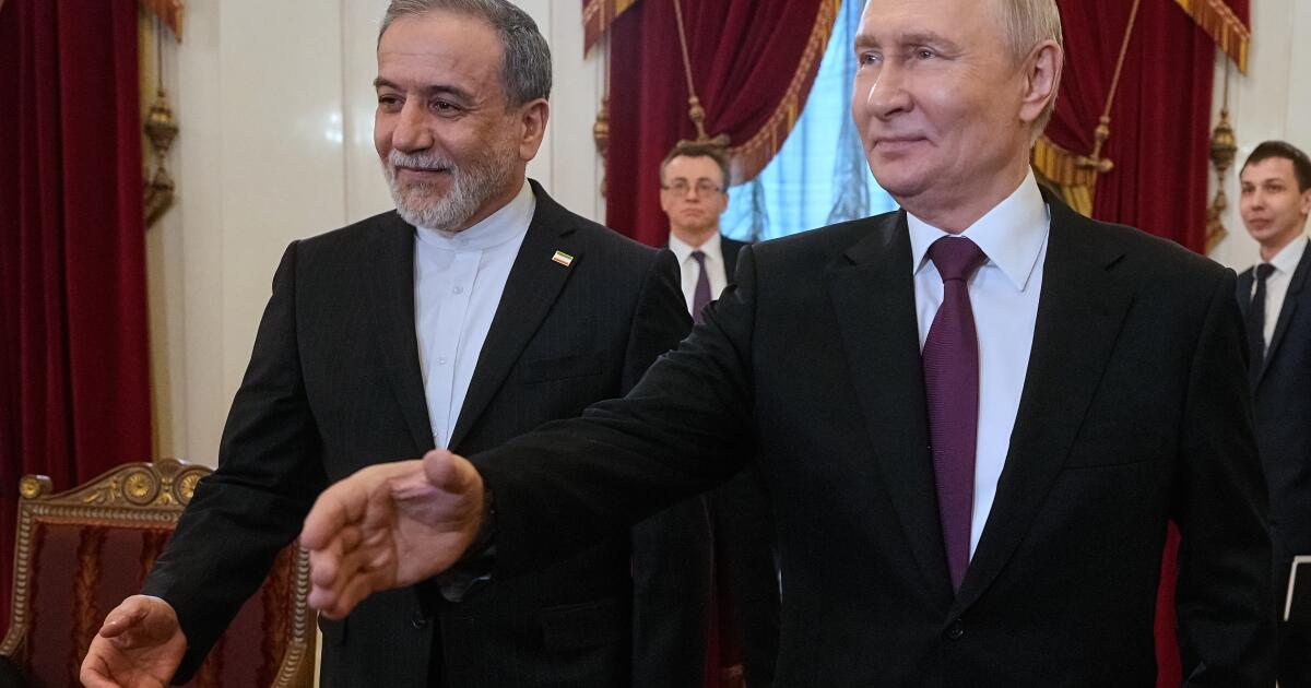 مقامات می گویند که ایران پیشنهاد بازگشایی تنگه هرمز را دارد اگر آمریکا محاصره خود را بردارد و جنگ به پایان برسد. مقامات می گویند که ایران پیشنهاد بازگشایی تنگه هرمز را دارد اگر آمریکا محاصره خود را بردارد و جنگ به پایان برسد.