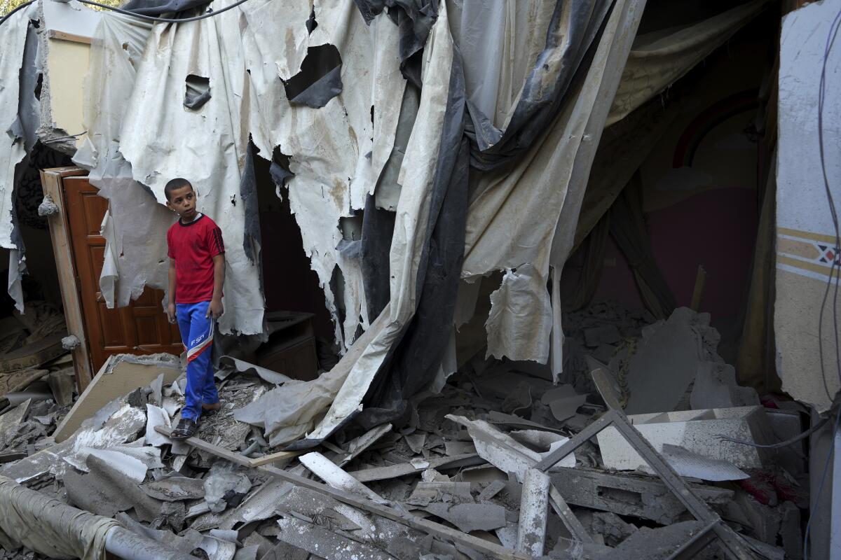En esta imagen de archivo, Mohammad Arada, mira a los escombros de la casa de su familia, 