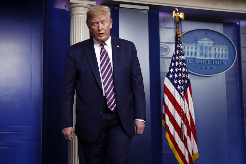 El presidente Donald Trump se retira al término de la conferencia diaria de prensa sobre el coronavirus en la sala James Brady de la Casa Blanca, en Washington, el viernes 24 de abril de 2020. (AP Foto/Alex Brandon)