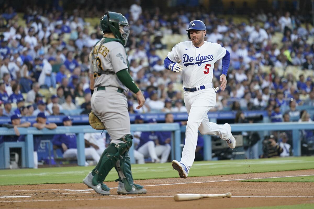 Mookie Betts hits 33rd homer in Dodgers' rout