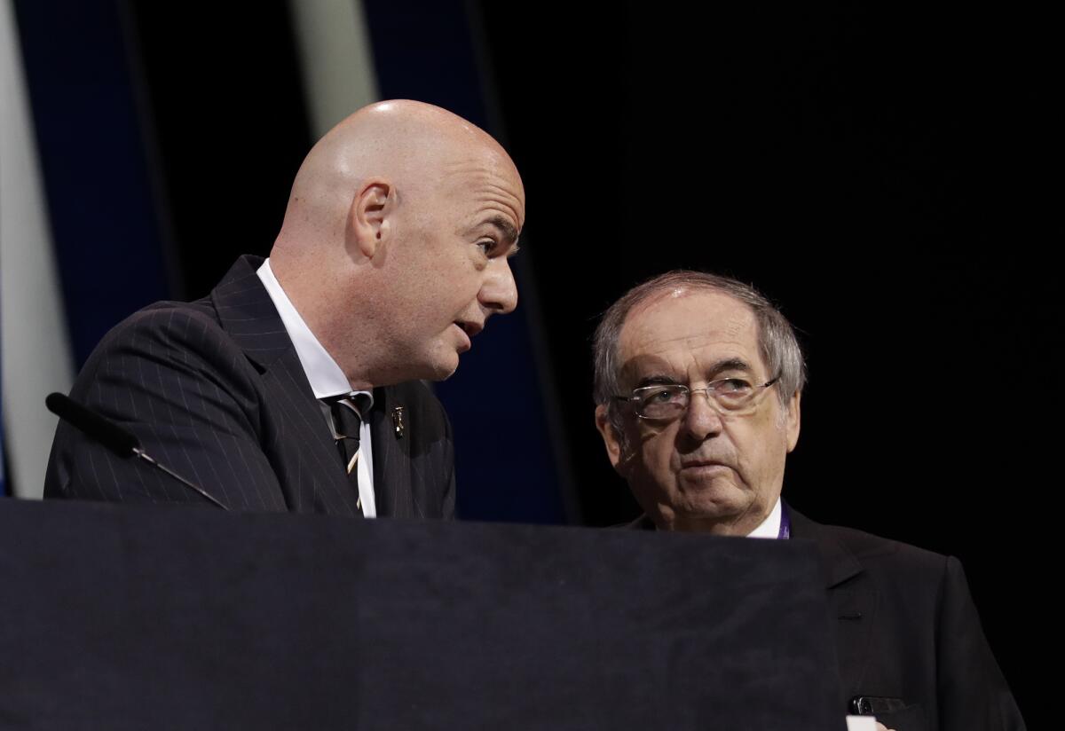 Gianni Infantino, izquierda, conversa con el presidente de la Federación Francesa de Fútbol, Noël Le Graët,