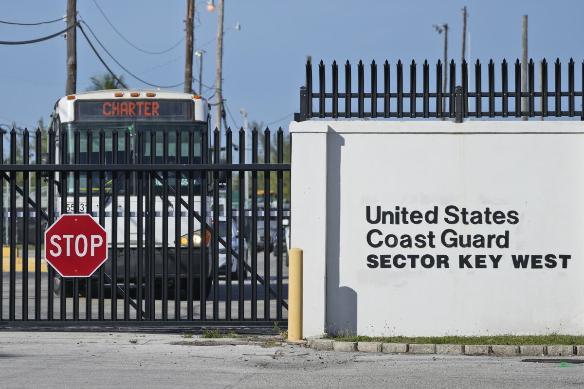 Autobuses que transportan a migrantes cubanos parten del Sector Key West de la Guardia Costera 