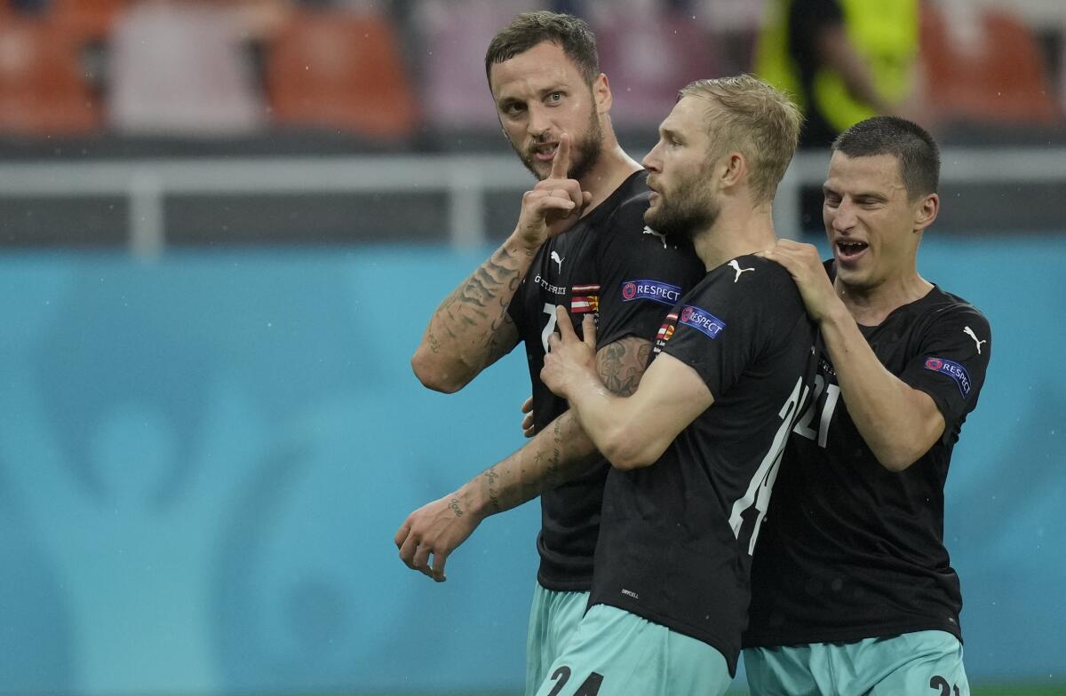 Marko Arnautovic (izquierda) celebra tras anotar el tercer gol de Austria en la victoria 3-1.