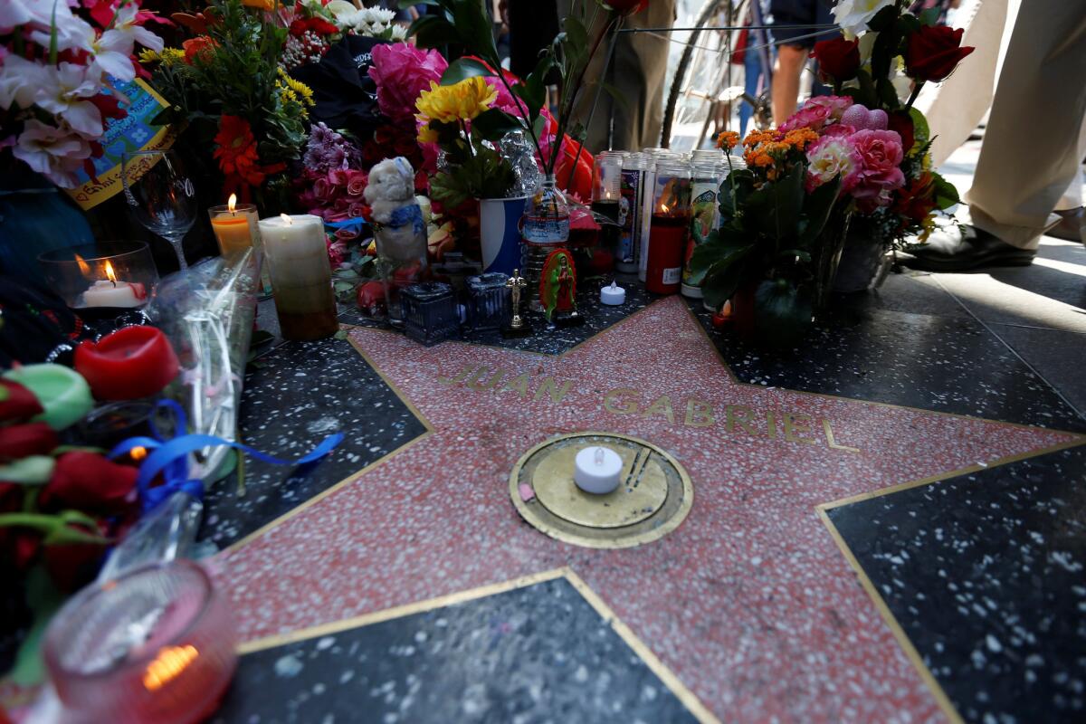 La estrella de Juan Gabriel en el Paseo de la Fama de Hollywood está siendo visitada por muchos fans desconsolados.