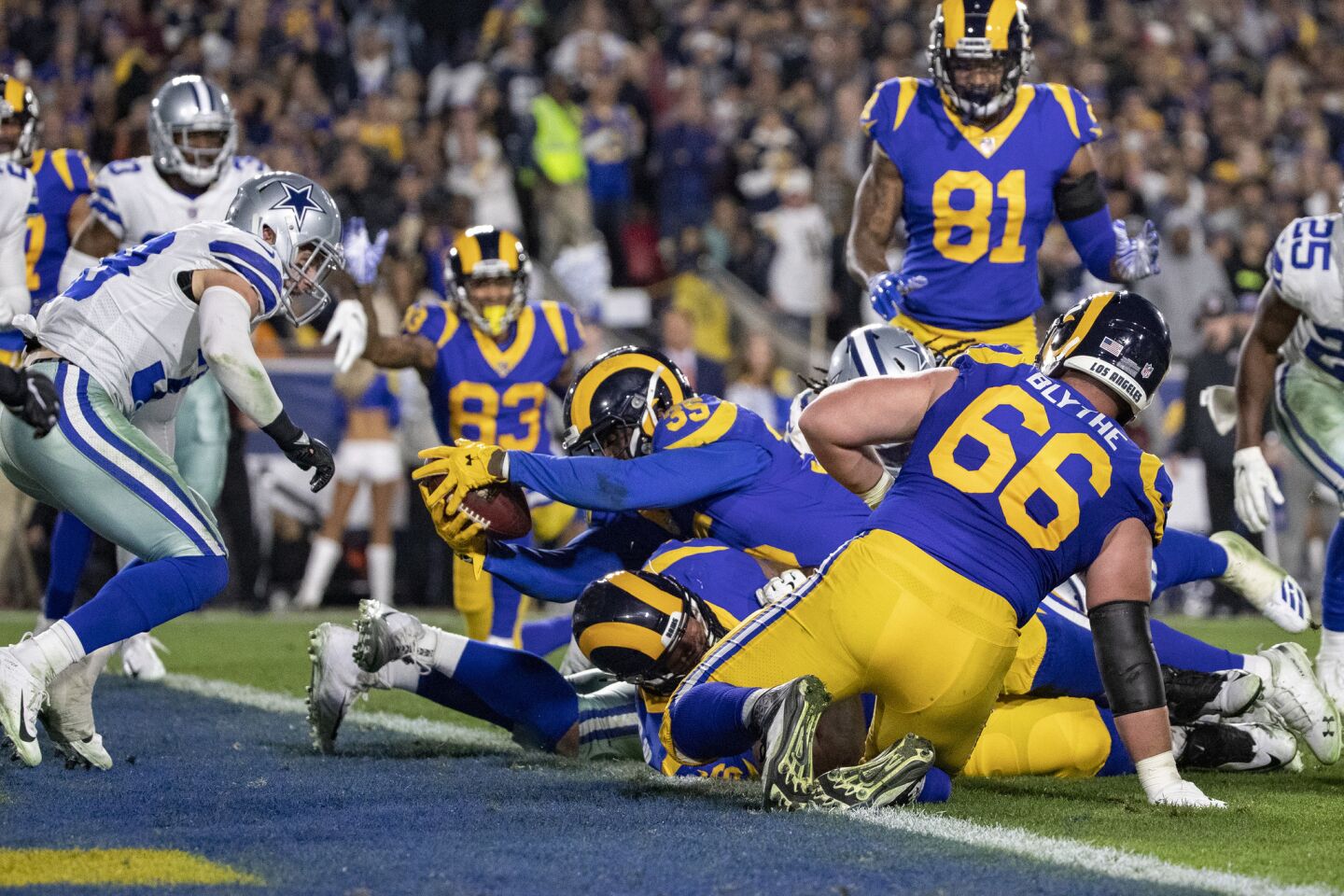 Rams running back C.J. Anderson (35) reaches over the goal line to give the Rams a 13-7 lead in the second quarter.