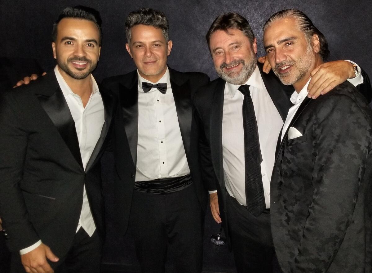Jesús López posa con Luis Fonsi, Alejandro Sanz y Alejandro Fernandez.