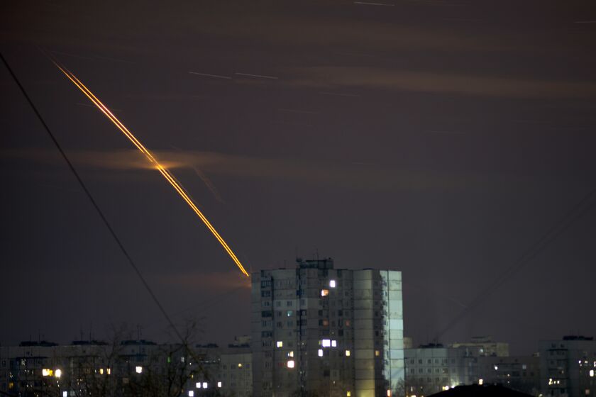 Cohetes rusos lanzados hacia Ucrania desde la región rusa de Belgorod surcan el cielo al amanecer en Járkov, Ucrania, viernes 24 de marzo de 2023. (AP Foto/Vadim Belikov)