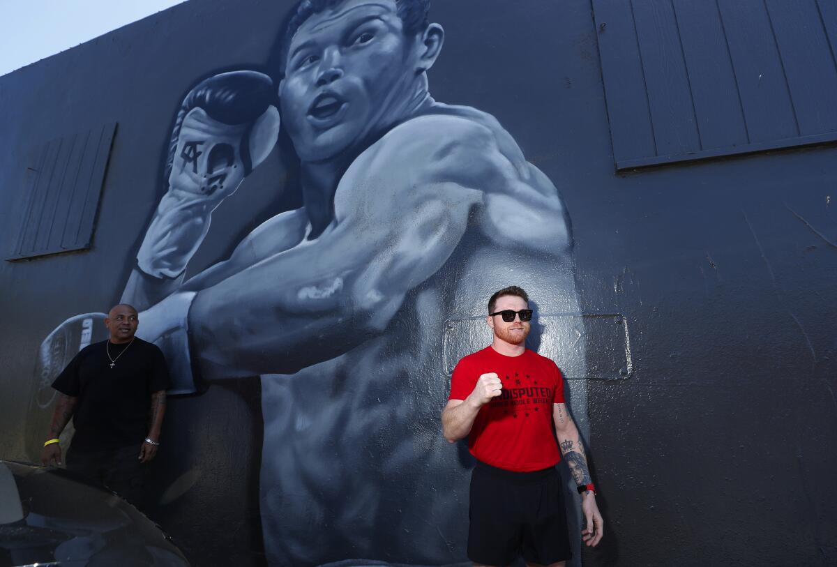 El Canelo Álvarez posa frente a su mural en House of Boxing luego de un entrenamiento en agosto de 2022
